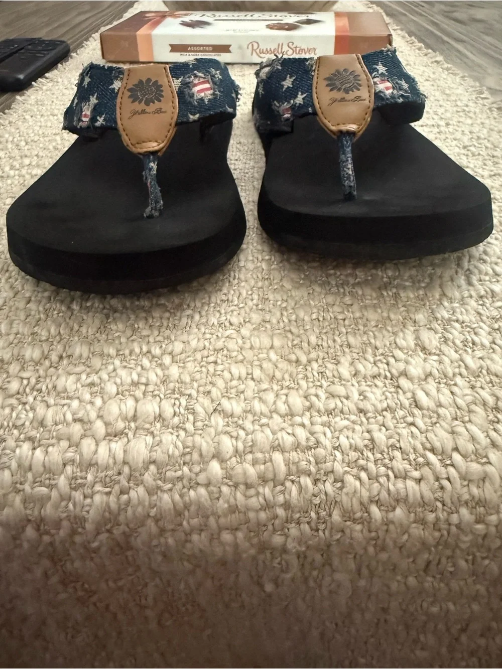 Yellow Box Navy Star & Flag Print Flip Flops with Tan Trim. Size 8. - Picture 4 of 9
